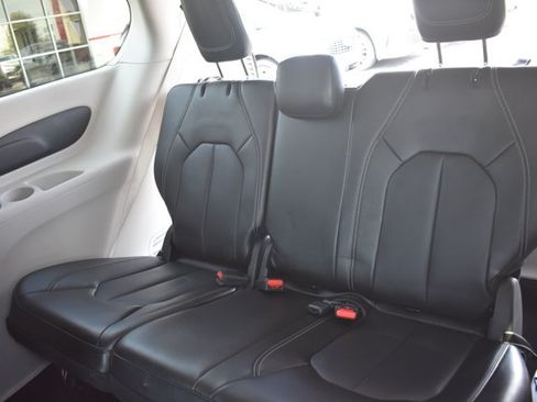 Used 2024 Chrysler Pacifica Limited FWD image 17