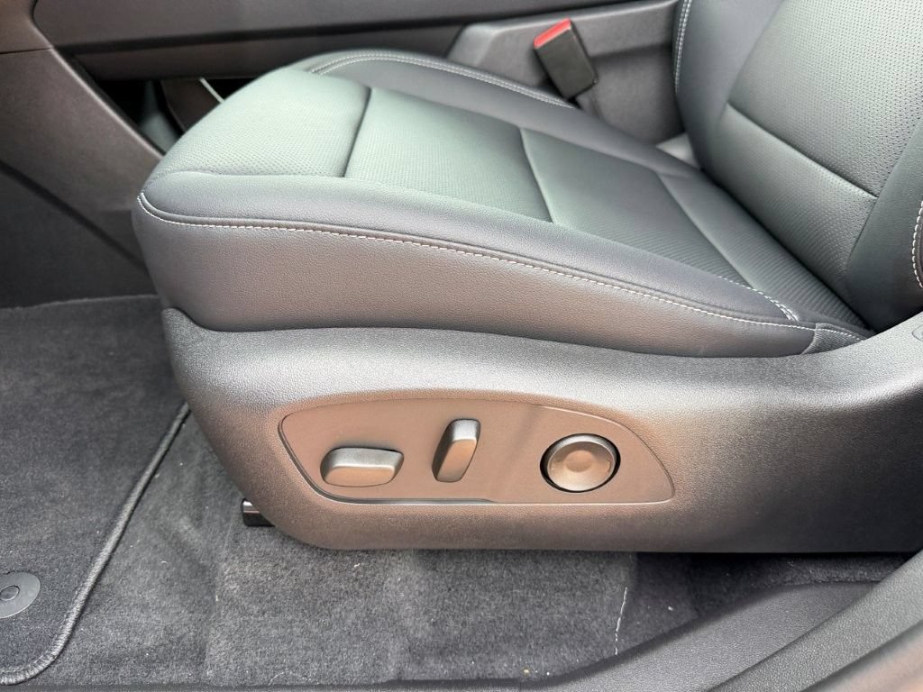 New 2027 Chevrolet Traverse LT w/ Driver Confidence Package FWD image 12