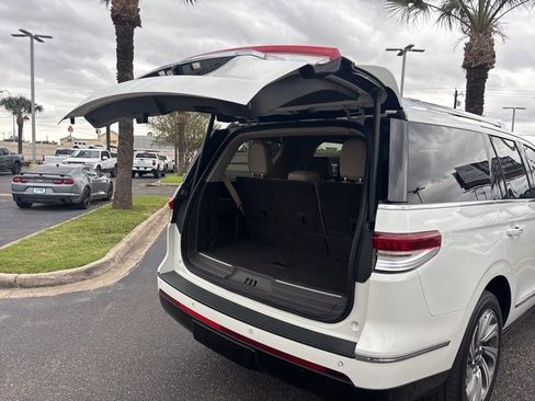 Used 2023 Lincoln Navigator Reserve image 13