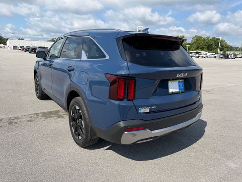 Used 2025 Kia Sorento S AWD/4WD image 3