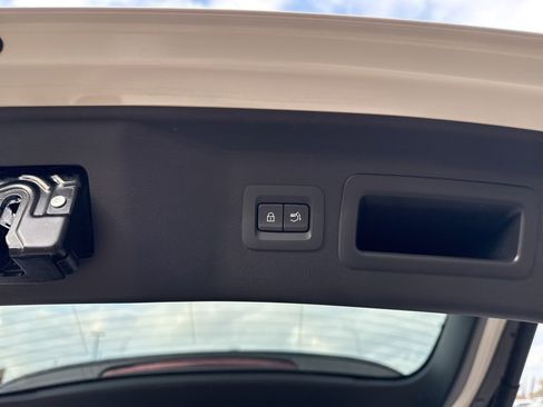 Used 2025 MAZDA CX-70 Plug-In Hybrid w/ Premium Pkg image 9