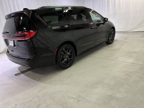 Used 2025 Chrysler Pacifica Limited image 11