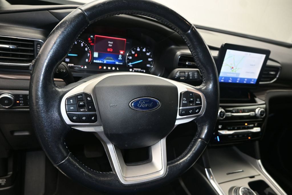 Used 2021 Ford Explorer Limited w/ Equipment Group 301A AWD/4WD image 23