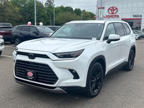 Used 2024 Toyota Grand Highlander AWD image 3
