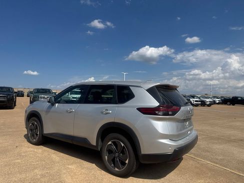 Used 2025 Nissan Rogue SV FWD image 14
