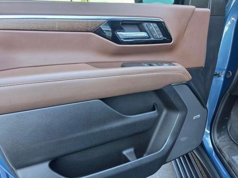 Certified 2025 Chevrolet Suburban High Country AWD/4WD image 10
