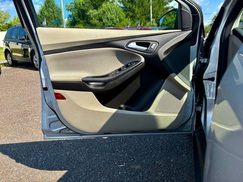 Used 2016 Ford Focus SE w/ SE Power Seat Package image 11