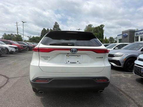 Used 2022 Toyota Venza LE AWD/4WD image 4