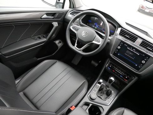 Certified 2024 Volkswagen Tiguan SE w/ Panoramic Sunroof Package image 9