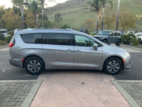 Used 2018 Chrysler Pacifica Limited w/ Advanced Safetytec Group image 8