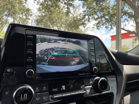 Used 2020 Toyota Highlander XLE FWD image 32