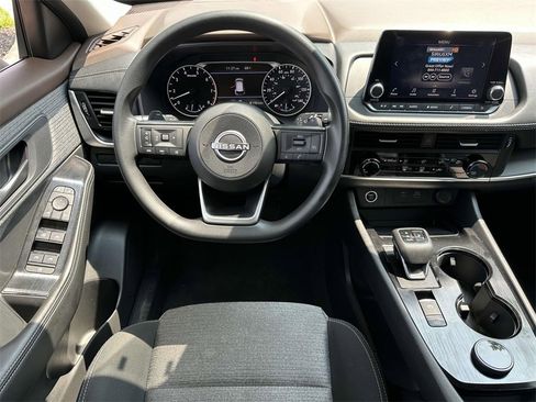 Used 2022 Nissan Rogue S image 2