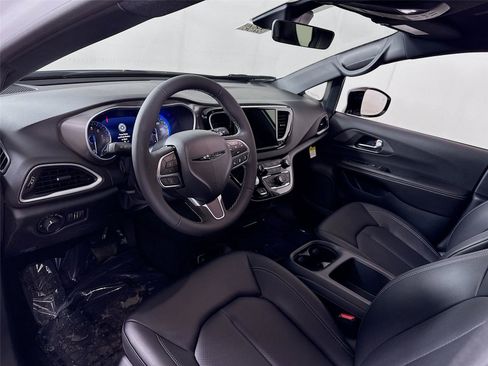 New 2026 Chrysler Voyager LX image 4