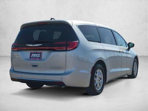 Used 2023 Chrysler Pacifica Touring-L FWD image 5