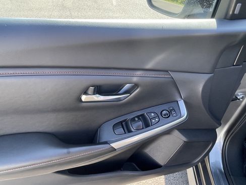 Used 2025 Nissan Sentra SR FWD image 17