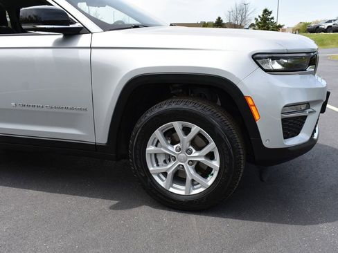 Used 2023 Jeep Grand Cherokee Limited w/ Luxury Tech Group II AWD/4WD image 3