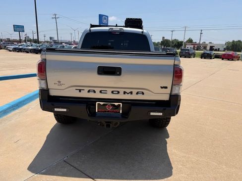 Used 2022 Toyota Tacoma TRD Off-Road w/ Technology Package AWD/4WD image 11
