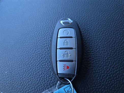 Used 2021 Nissan Titan SV w/ SV Convenience Package image 32