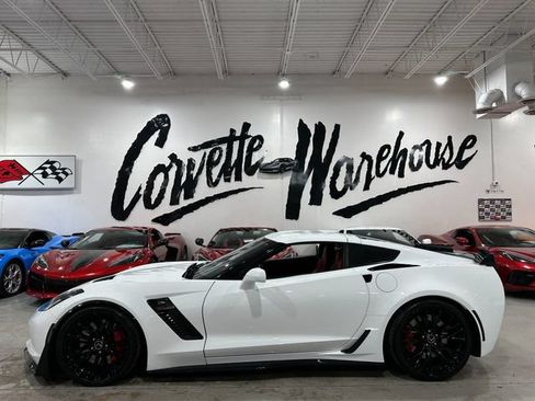 Used 2015 Chevrolet Corvette Z06 w/ 3LZ Preferred Equipment Group RWD image 2