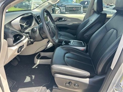 Used 2024 Chrysler Pacifica Touring-L FWD image 25