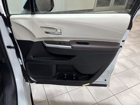 Used 2024 Toyota Sienna Platinum image 23