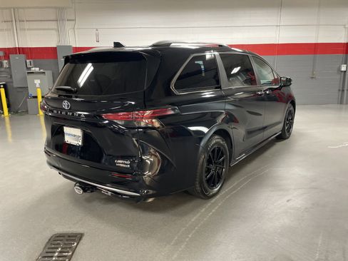 Used 2022 Toyota Sienna Limited image 10