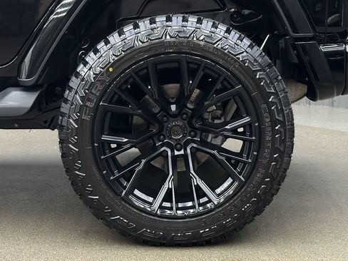 Used 2024 Jeep Wrangler Unlimited Sahara w/ Technology Group AWD/4WD image 12
