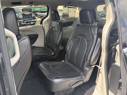 Used 2019 Chrysler Pacifica Limited FWD image 17
