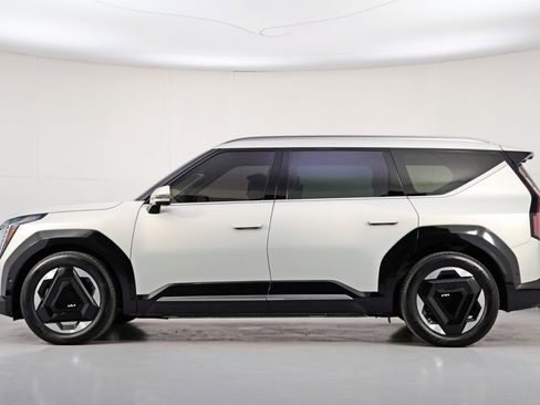 Used 2024 Kia EV9 Land image 9