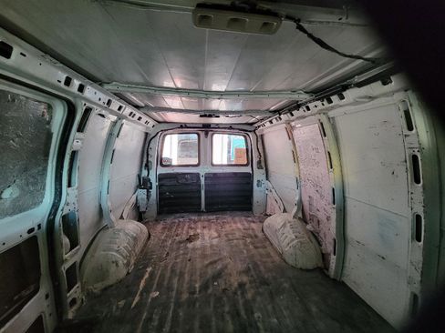 Used 2015 Chevrolet Express 2500 image 19