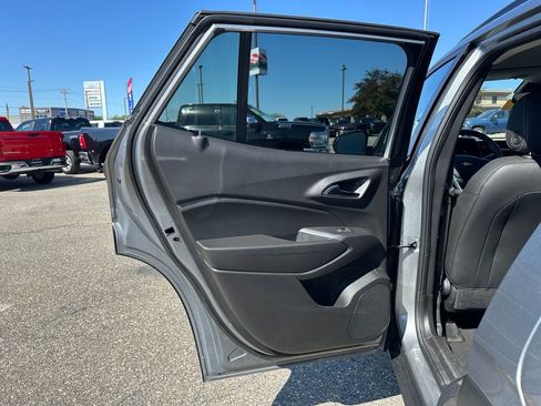Certified 2025 Chevrolet Trax LT FWD image 9