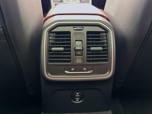 Certified 2025 Porsche Macan image 29