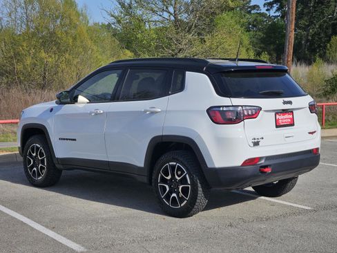 Used 2025 Jeep Compass Trailhawk AWD/4WD image 4