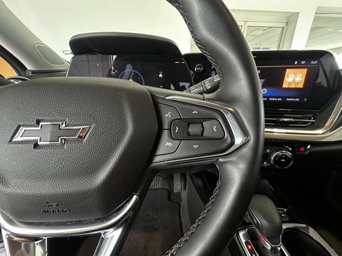 Used 2025 Chevrolet Trax RS FWD image 12