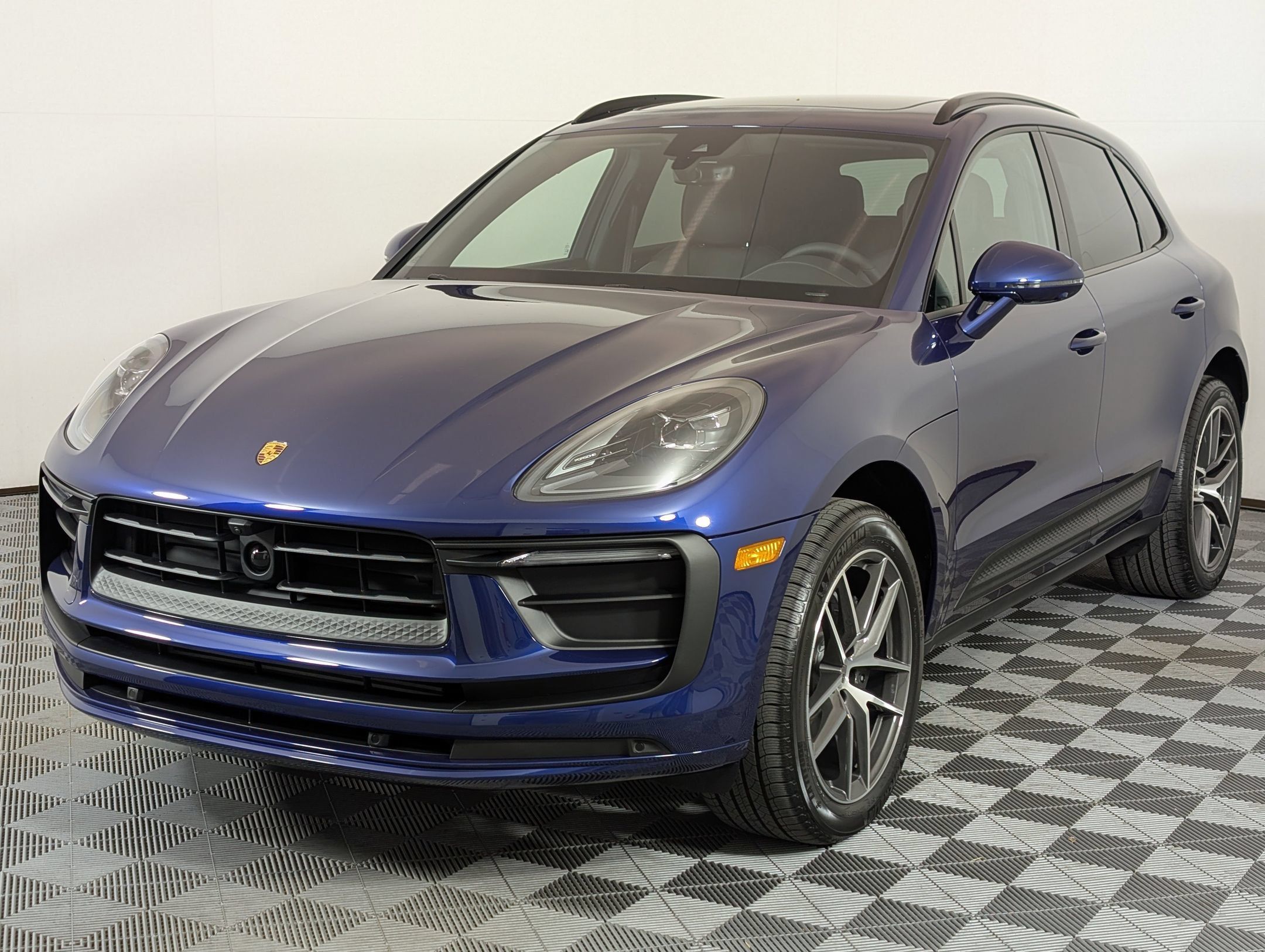 Certified 2025 Porsche Macan AWD/4WD image 1