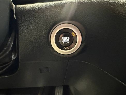 Used 2025 Chrysler Pacifica Select FWD image 42