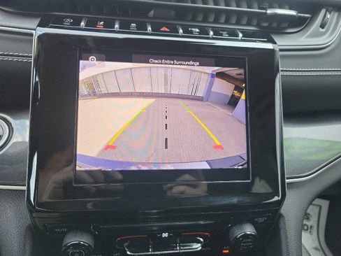 Used 2023 Jeep Grand Cherokee Laredo image 12