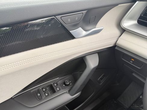 New 2026 Volkswagen Tiguan SE FWD image 32