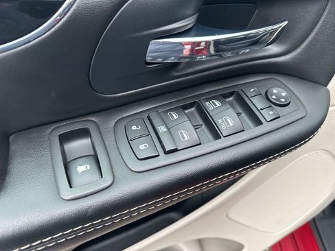 Used 2014 Dodge Grand Caravan SXT image 19
