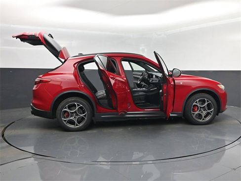 Used 2022 Alfa Romeo Stelvio Ti image 77