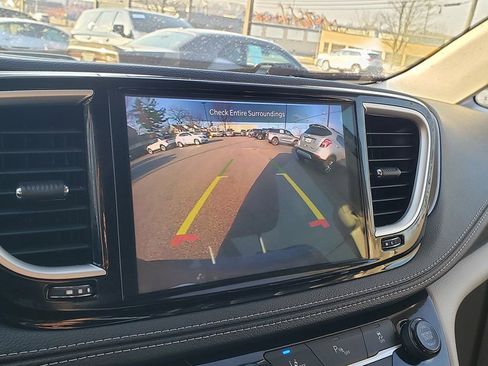 Used 2023 Chrysler Pacifica Touring-L FWD image 23