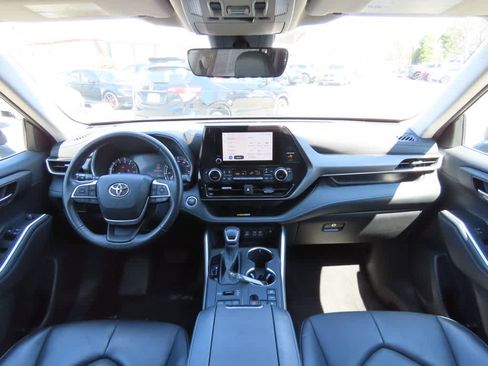Used 2023 Toyota Highlander XLE image 19