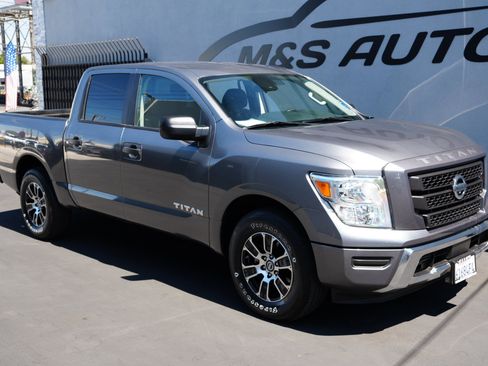 Used 2022 Nissan Titan SV image 3