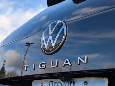 Certified 2022 Volkswagen Tiguan SEL R-Line image 34