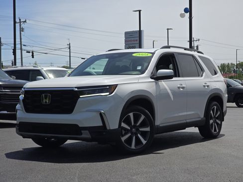 Used 2025 Honda Pilot Touring image 2