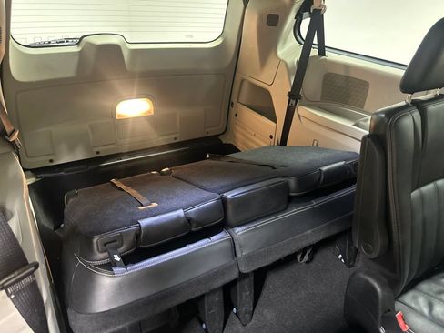 Used 2014 Chrysler Town & Country Touring FWD image 21
