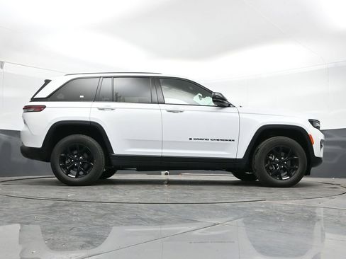 Used 2025 Jeep Grand Cherokee Altitude AWD/4WD image 41