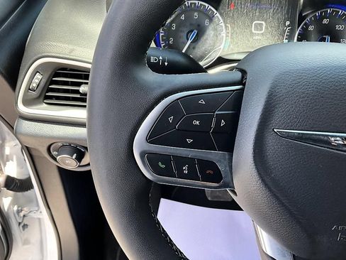 Used 2025 Chrysler Pacifica Select FWD image 33