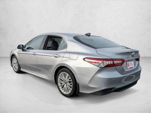 Used 2020 Toyota Camry XLE image 7