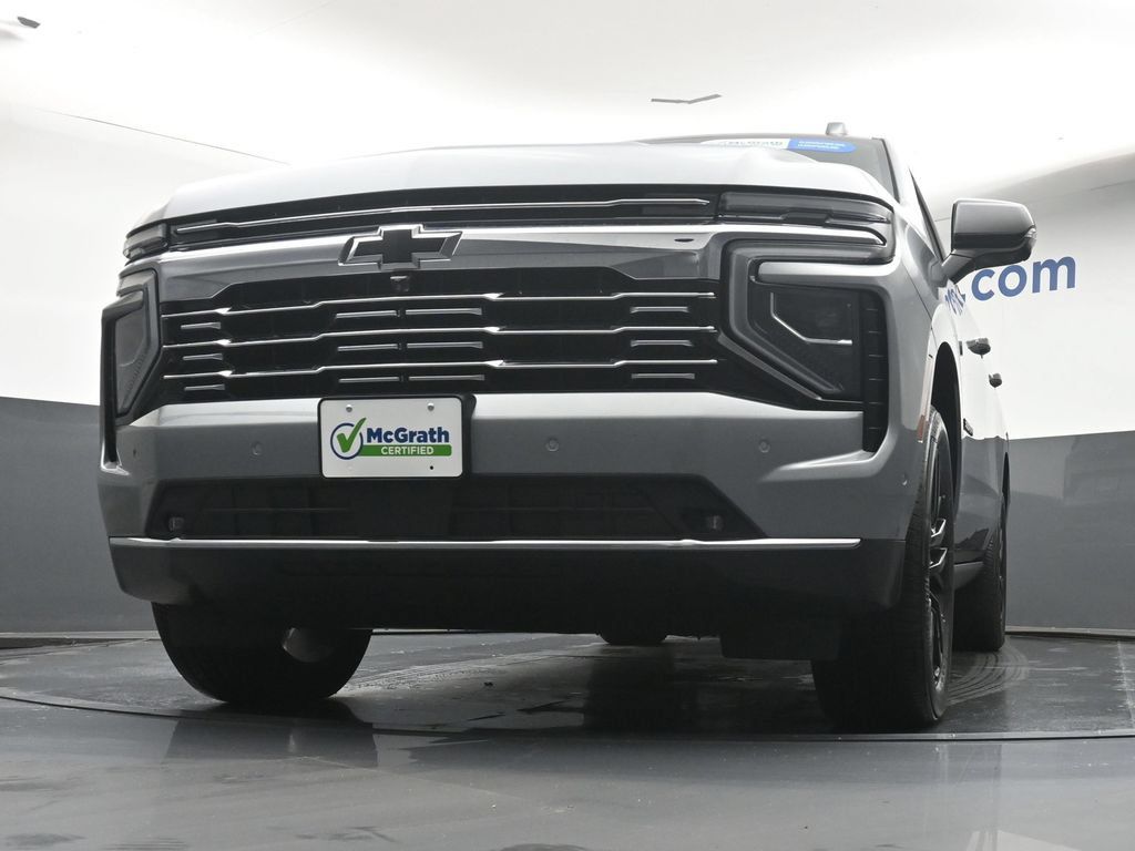 Used 2025 Chevrolet Suburban Premier AWD/4WD image 7